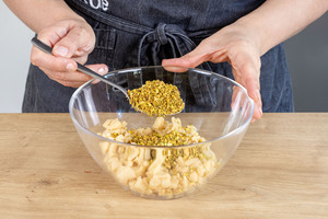 Pistazien zu dem Marzipan geben