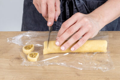 Teigrolle der Pistazien-Plätzchen in Scheiben schneiden