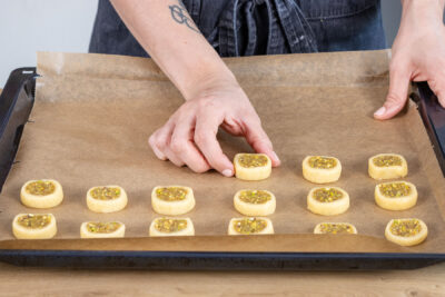 Pistazien-Plätzchen auf das Backblech legen