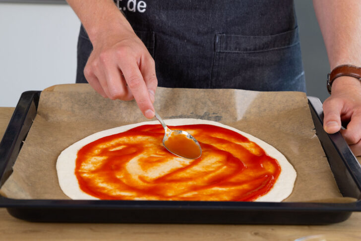 Mit passierten Tomaten bestreichen.