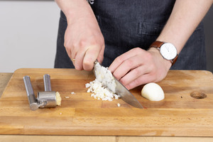 Knoblauch klein hacken