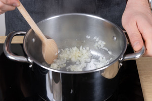 Zwiebel und Knoblauch anschwitzen.