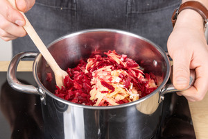 Kartoffel und Rote-Bete anschwitzen.