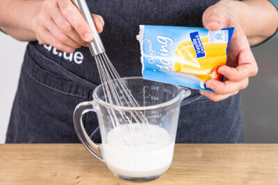 Puddingpulver in Milch geben