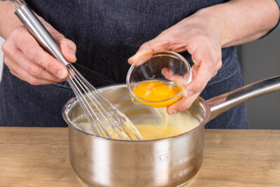 Eigelb zu Pudding geben
