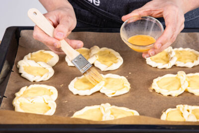 Brezel mit Eigelb bestreichen