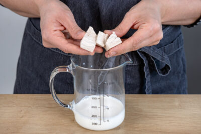 Hefe in Milch auflösen
