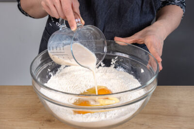Hefemilch zu den übrigen Zutaten geben