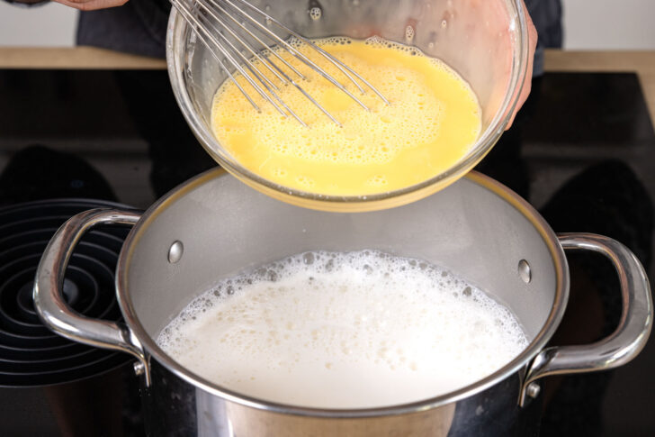 Puddingmischung in Milch einrühren
