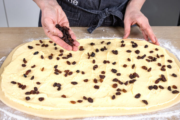 Rosinen auf Vanillepudding verteilen