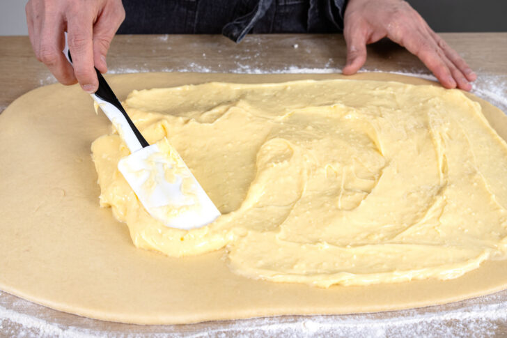 Vanillepudding auf Hefeteig verstreichen