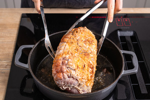 Putenrollbraten anbraten und wenden