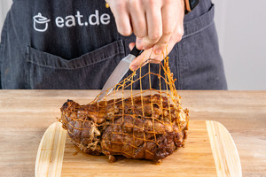 Putenrollbraten aus Netz wickeln