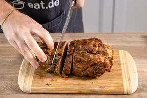 Putenrollbraten in Scheiben schneiden