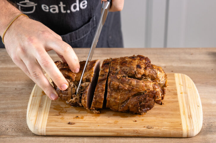 Putenrollbraten in Scheiben schneiden