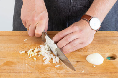 Zwiebeln und Knoblauch fein hacken