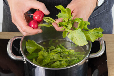 Radieschenblätter zur Suppe geben