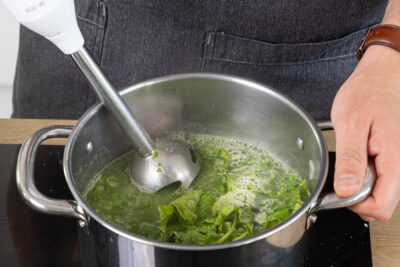 Radieschenblättersuppe pürieren
