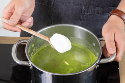 Radieschenblättersuppe abschmecken