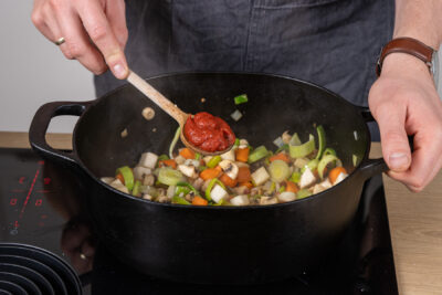 Tomatenmark dazugeben