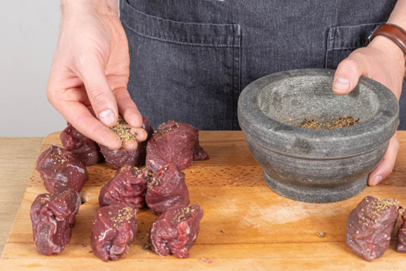 Rehmedaillons mit Rotweinsauce | Rezept