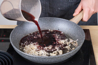Schalotten mit Rotwein ablöschen