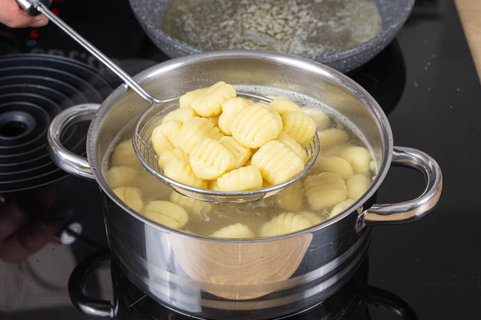 Rehmedaillons mit Rotweinsauce | Rezept