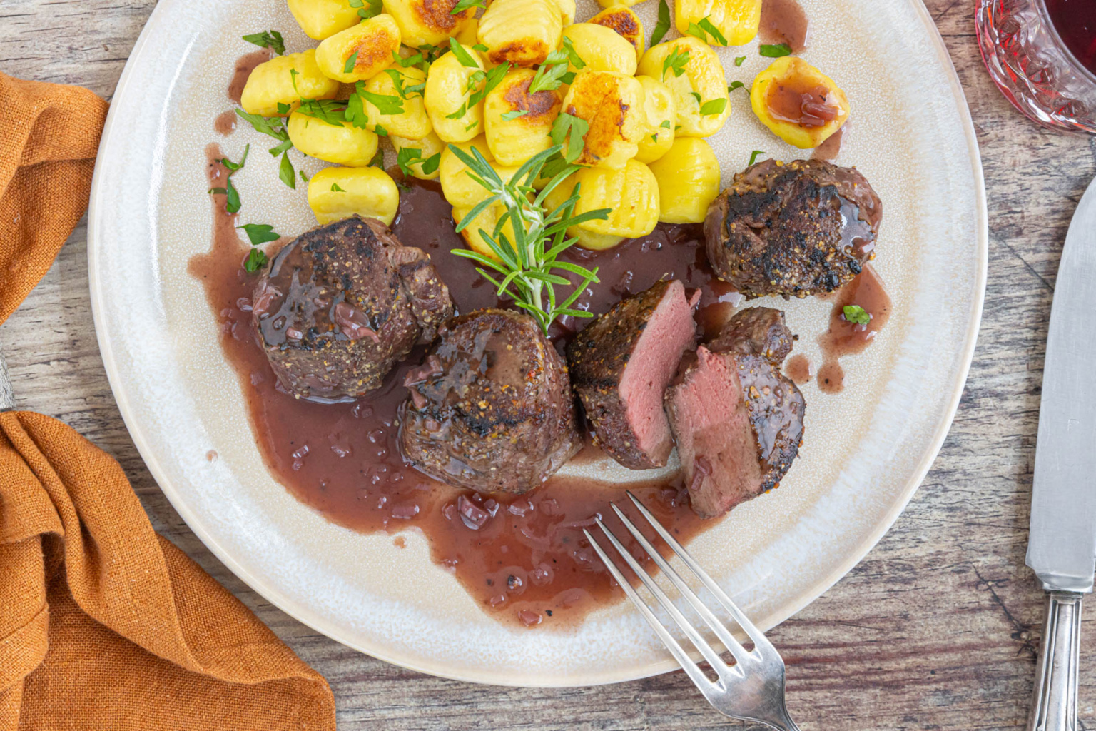 Rehmedaillons mit Rotweinsauce | Rezept