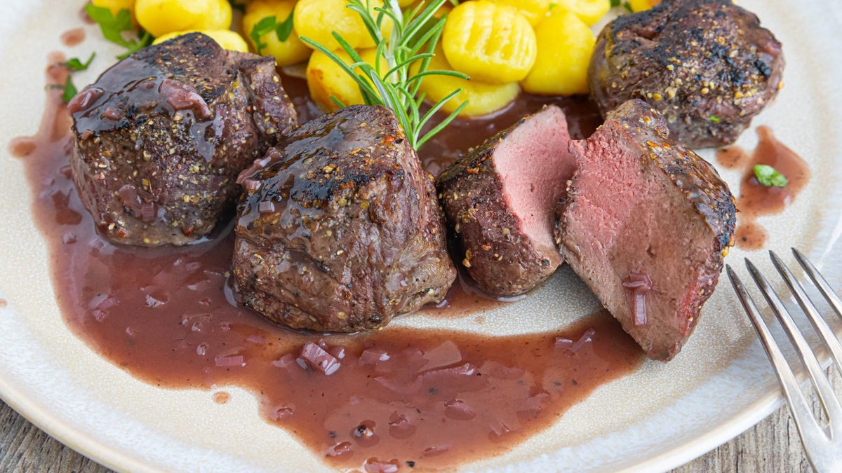 Rehmedaillons mit Rotweinsauce | Rezept - eat.de