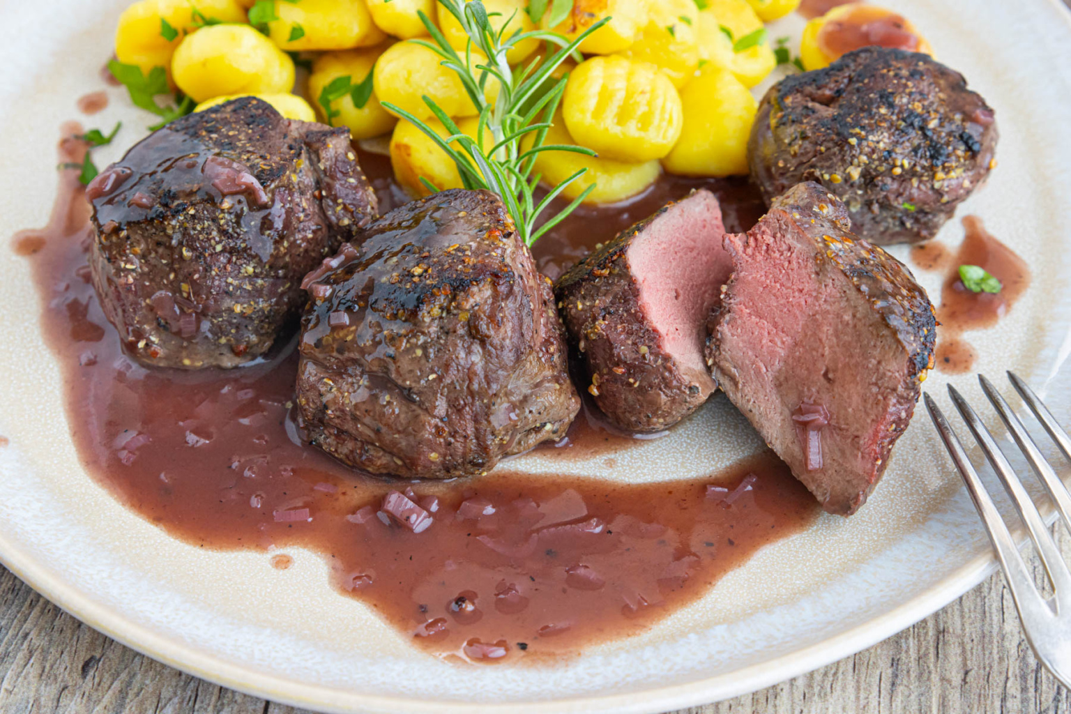 Rehmedaillons mit Rotweinsauce | Rezept - eat.de