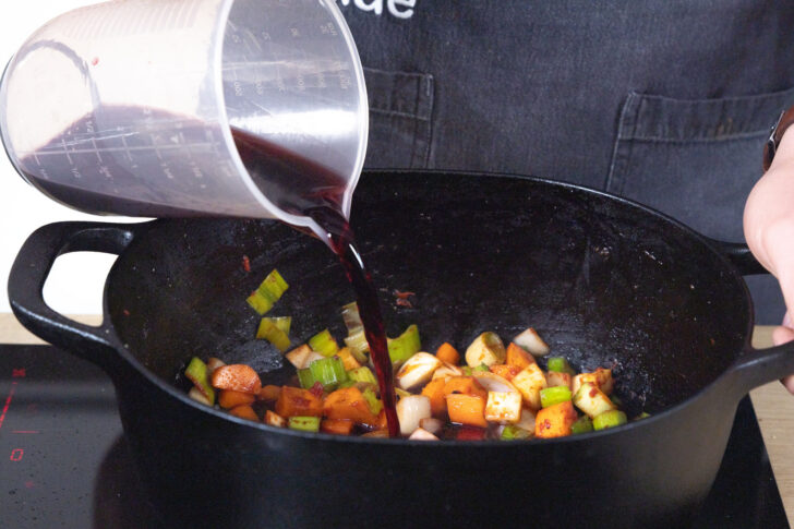 Rotwein dazuschütten.