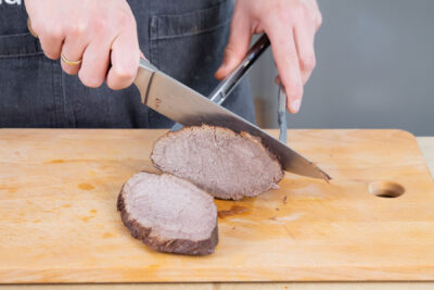 Den Rinderbraten in Scheiben schneiden.
