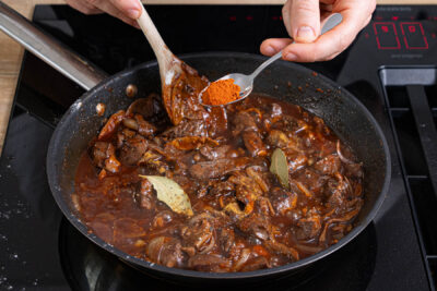 Rinderherz-Ragout würzen und schmoren