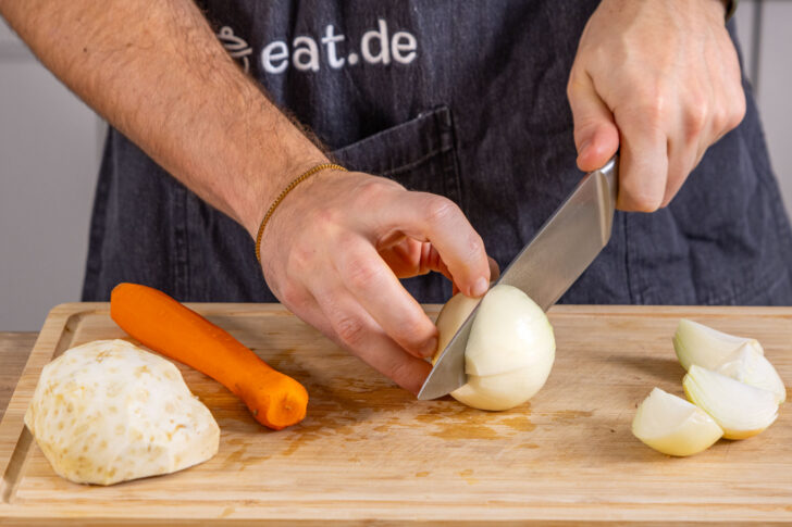 Zwiebel vierteln