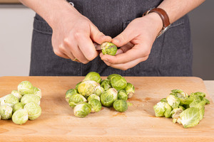 Rosenkohl putzen