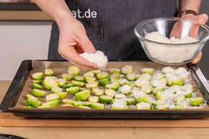 Parmesan darüber geben