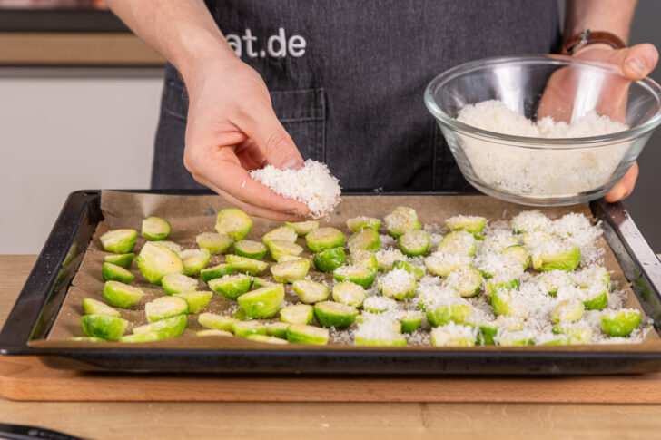 Parmesan darüber geben