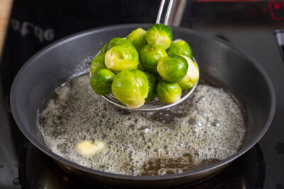 gekochten Rosenkohl anbraten