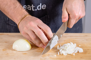 Zwiebel würfeln