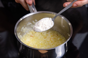 Mehl zur Butter geben