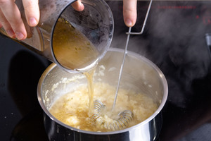 Mehlschwitze mit Gemüsebrühe ablöschen