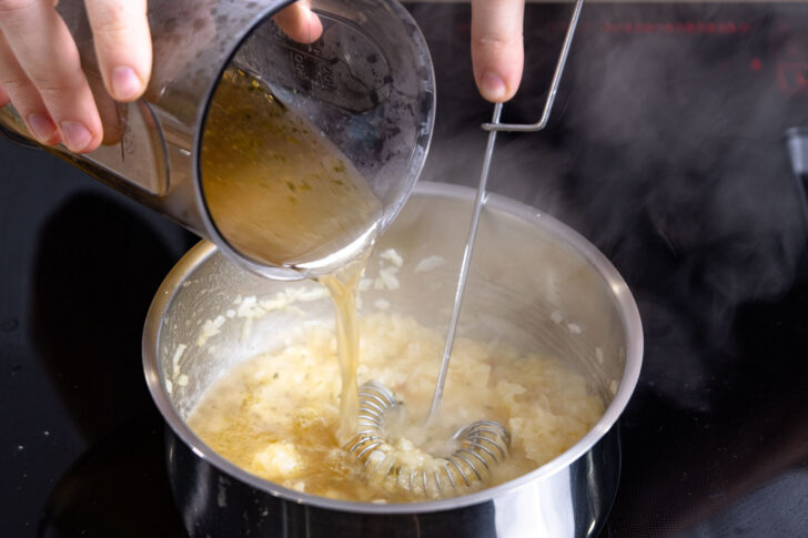 Mehlschwitze mit Gemüsebrühe ablöschen