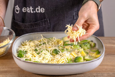 Rosenkohlauflauf mit Kartoffeln mit Mozzarella bestreuen