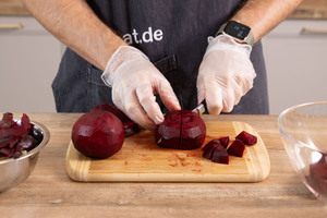 Rote Bete in Würfel schneiden.