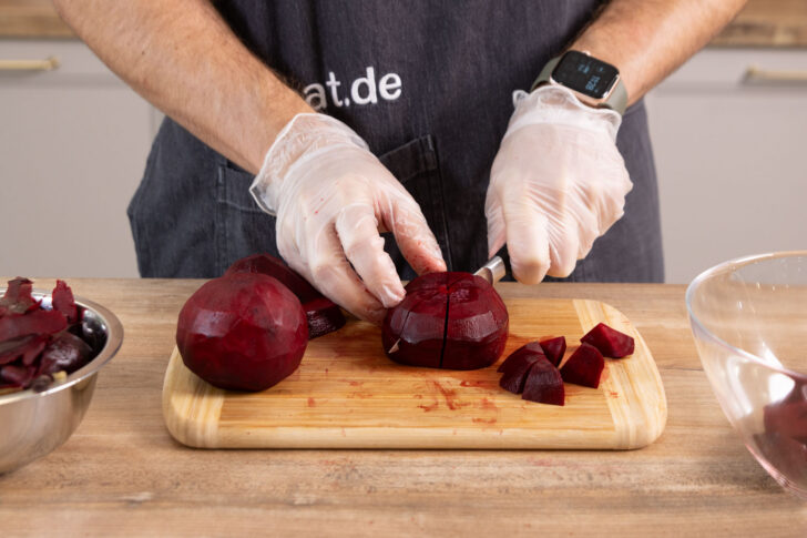 Rote Bete in Würfel schneiden.