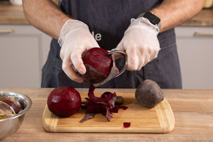 Rote Bete schälen.