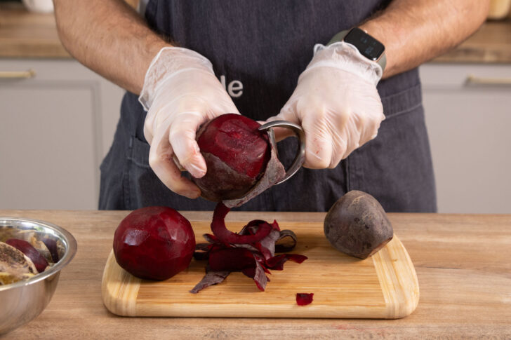 Rote Bete schälen.