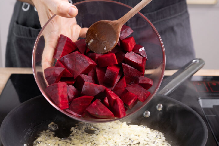 Rote Bete anbraten.