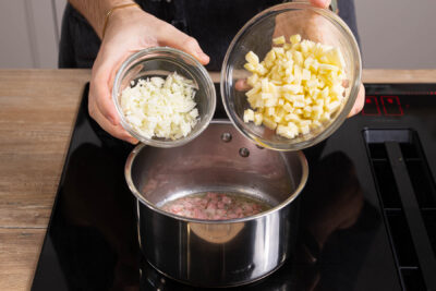 Zwiebel- und Apfelwürfel anbraten