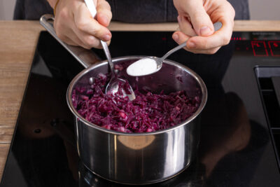 Rotkraut aus dem Glas mit Zucker und Salz verfeinern